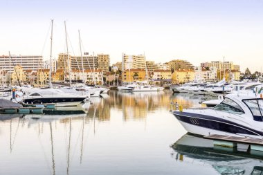 Marina ile lüks yat ve Yelkenli turistik Vilamour içinde