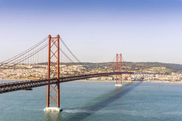 Міст 25 квітня в Лісабоні (Португалія). — стокове фото