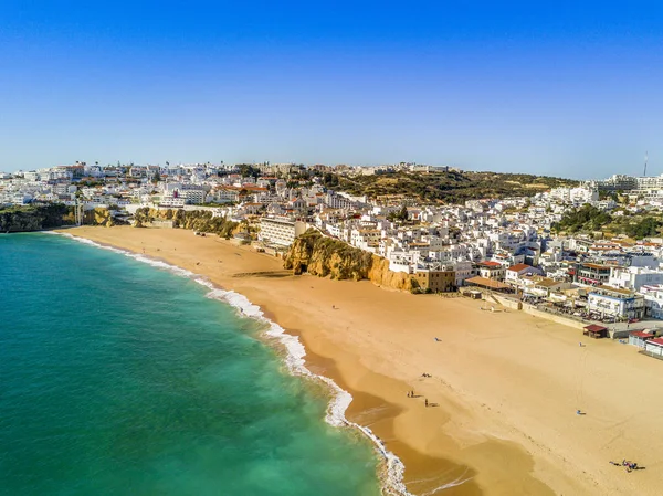 Letecký pohled na písečné pláže rybáři v přístavu Albufeira, Algarve, — Stock fotografie