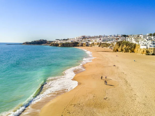 Letecký pohled na písečné pláže rybáři v přístavu Albufeira, Algarve, — Stock fotografie