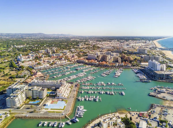 Letecký pohled na luxusní a turistické Vilamoura, Algarve, Portu — Stock fotografie