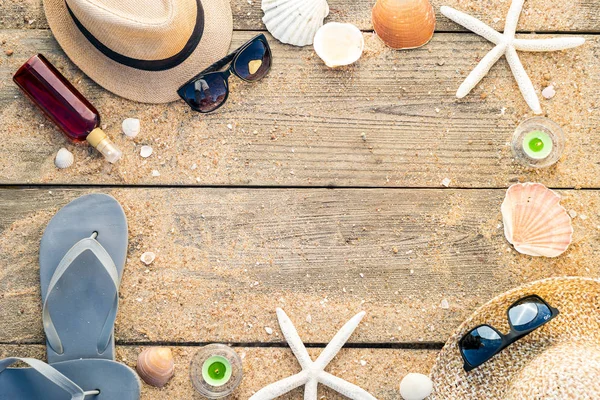 Cappello estivo, conchiglie, occhiali da sole, olio abbronzante e infradito con — Foto Stock