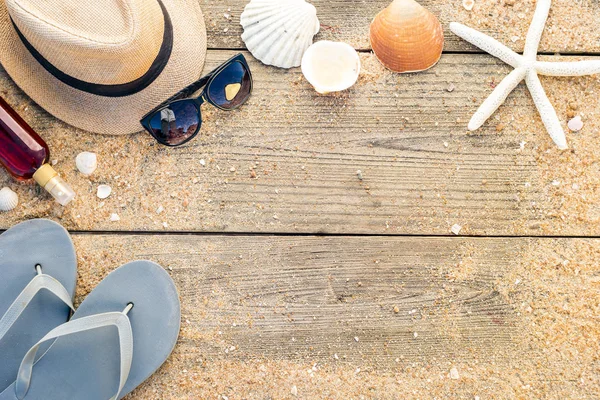 Sommar hatt, snäckor, solglasögon, garvning olja och flip-flops med — Stockfoto