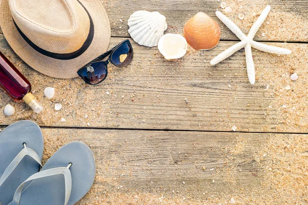 Chapéu de verão, conchas, óculos de sol, óleo de bronzeamento e chinelos com — Fotografia de Stock