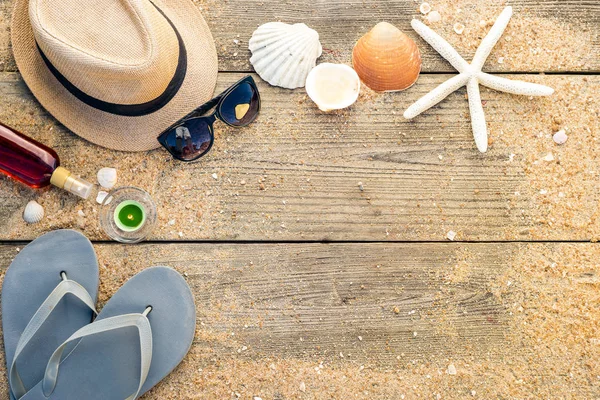 Cappello estivo, conchiglie, occhiali da sole, olio abbronzante e infradito con — Foto Stock