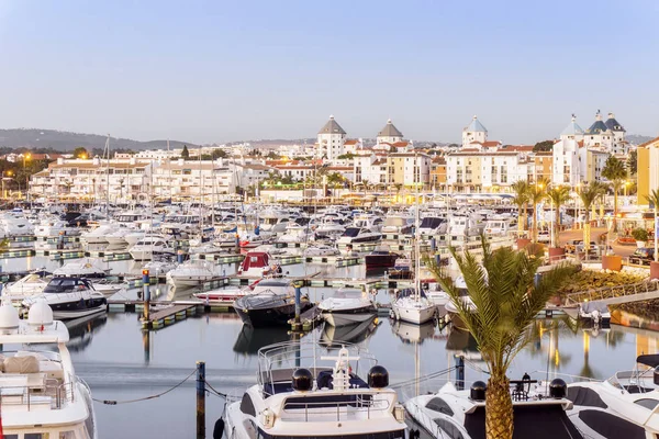 Marina avec des yachts de luxe et voiliers de tourisme Vilamour — Photo