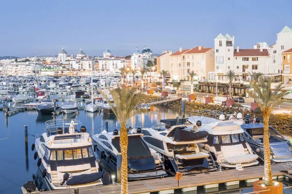 Jachthaven met luxe jachten en zeilboten in toeristische Vilamour — Stockfoto