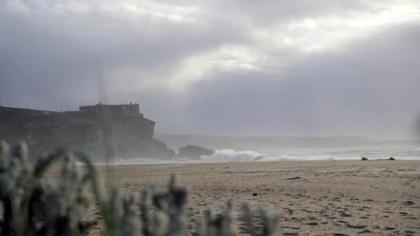 Prachtig Nazare Strand Met Sterke Wind Grote Golven Portugal — Stockvideo