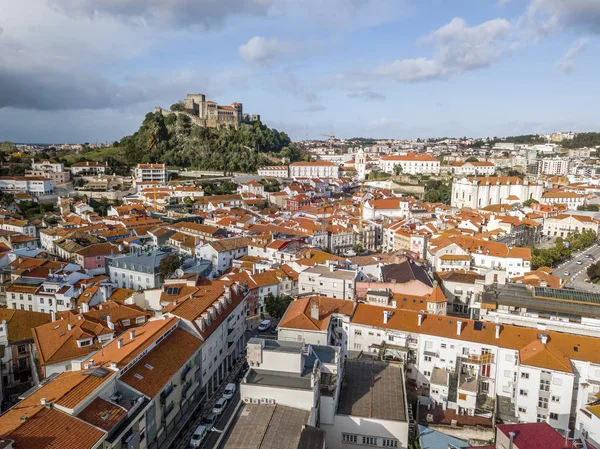 Luftaufnahme von Leiria mit roten Dächern und Burg auf dem Hügel, por — Stockfoto