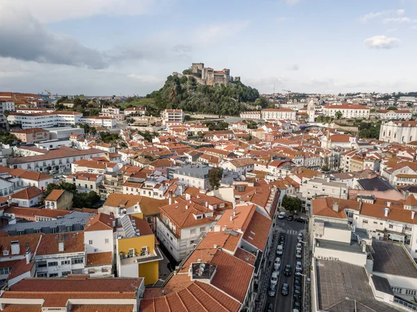 Luchtfoto van Leiria met rode daken en kasteel op de heuvel, Por — Stockfoto