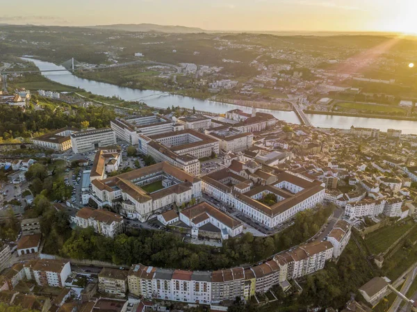 Widok z lotu ptaka na Uniwersytet Coimbra o zachodzie słońca, Portugalia — Zdjęcie stockowe