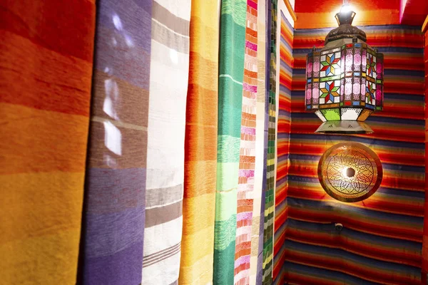 Colorful arabic carpets and lamp in Marrakech, Morroco — Stok fotoğraf