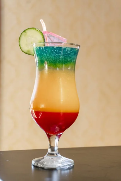 Cocktail colorato con una cannuccia — Foto Stock