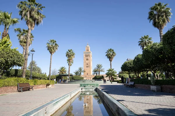 Beroemde moskee uit de 12e eeuw in het oude centrum van Marrakech, Marokko — Stockfoto