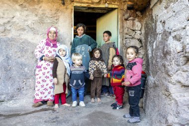 Berber büyükannesi bir sürü çocuğa göz kulak oluyor.