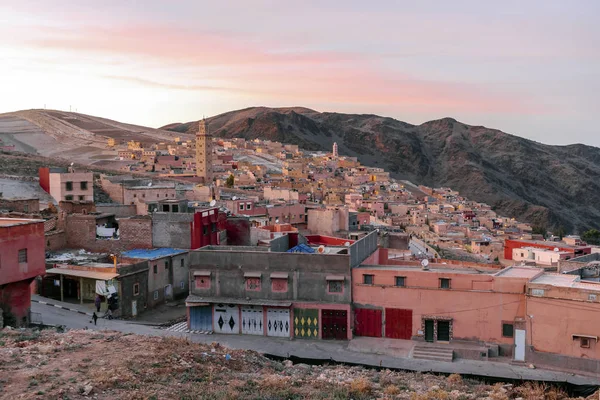 Ville berbère appelée My Brahim au coucher du soleil, Maroc — Photo