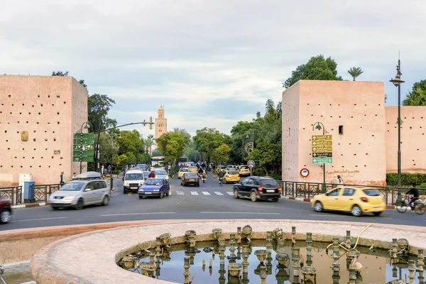 マラケシュ市壁と旧市街につながる近代的な通り、モロ — ストック写真
