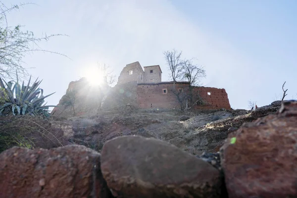 Aldeia berbere localizada no alto das montanhas Atlas, Marrocos — Fotografia de Stock