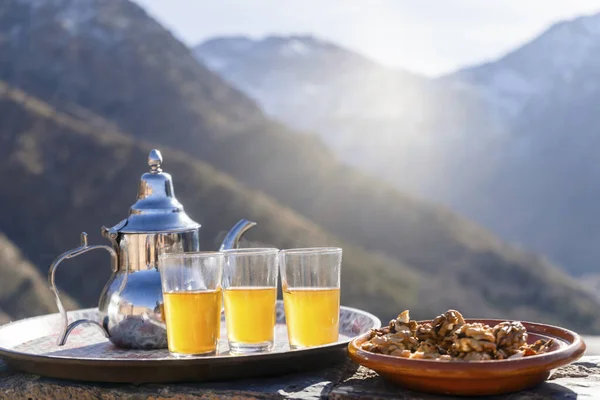 Famous Moroccan mint tea and silver kettle in High Atlas mountai — Stock Photo, Image