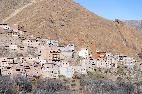 Village berbère avec mosquée situé dans les montagnes de l'Atlas, Moro — Photo