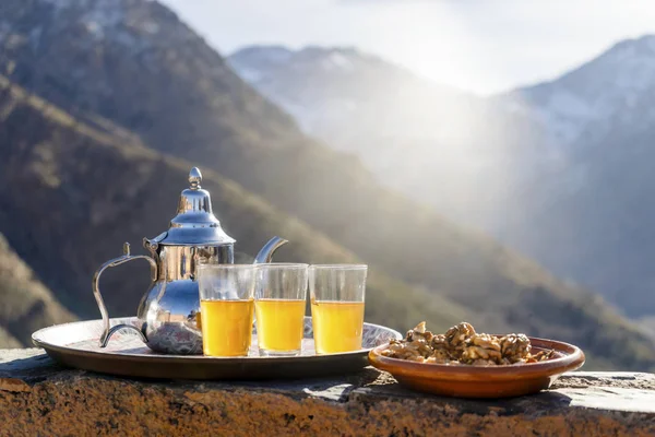 Famous Moroccan mint tea and silver kettle in High Atlas mountai — Stock Photo, Image