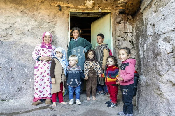 Berber Oma kümmert sich um viele Kinder vor ihrem Haus — Stockfoto