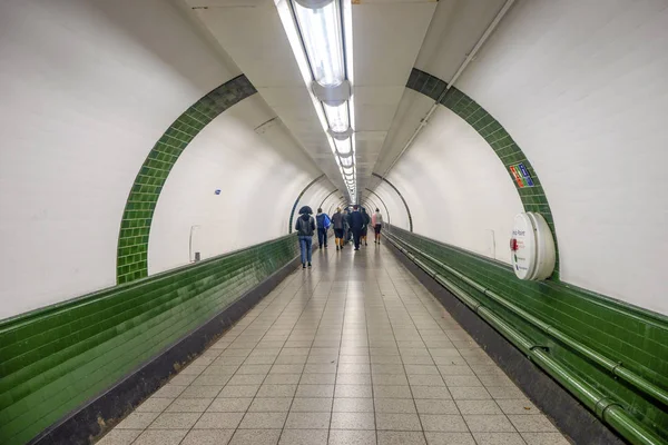 Dojíždějící v bílém tunelu stanice metra v Londýně, Spojené království — Stock fotografie