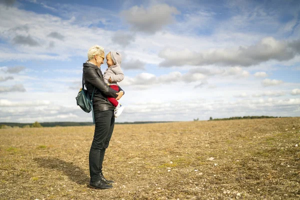 Мать со своим маленьким сыном гуляет и наслаждается природой — стоковое фото