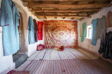 Berber halısı ve clo ile dekore edilmiş tarihi bir odanın içi.