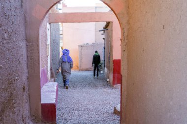 Fas 'ın Ait Ben Haddou kasabasında yürüyen insanlar