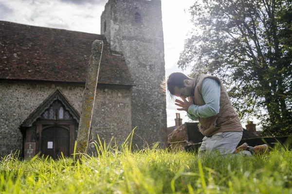 Un jeune homme en deuil dans le vieux cimetière — Photo