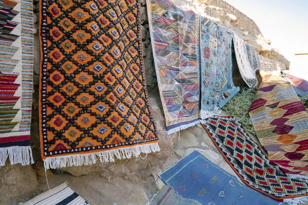 Un montón de alfombras bereberes tradicionales famosas en venta, en Marruecos —  Fotos de Stock