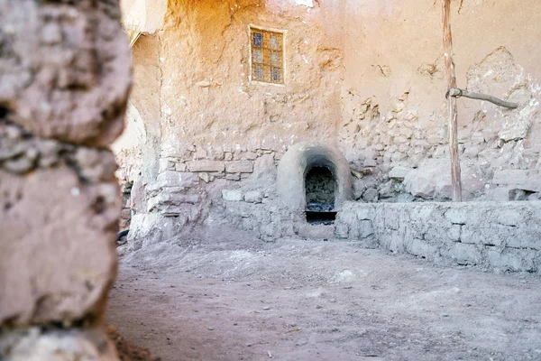 Fogão velho tradicional na cidade de barro de Ait Ben Haddou, Marrocos — Fotografia de Stock