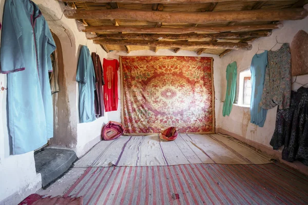 Intérieur d'une pièce historique décorée avec tapis berbère et clo — Photo