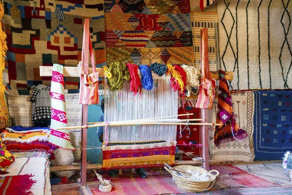 Tradiční tkalcovský stroj používaný k výrobě slavného berberského koberce — Stock fotografie