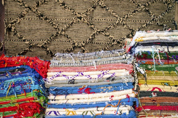 モロッコで有名な伝統的なバーバーカーペットがたくさん販売されています — ストック写真