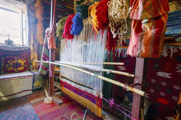 Machine à tisser traditionnelle utilisée pour produire le célèbre tapis berbère — Photo