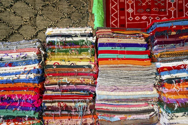 Spousta slavných tradičních Berber koberců v prodeji, v Maroku — Stock fotografie