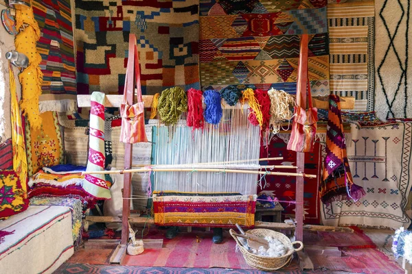 Máquina de tejer tradicional utilizada para producir alfombra bereber famosa —  Fotos de Stock