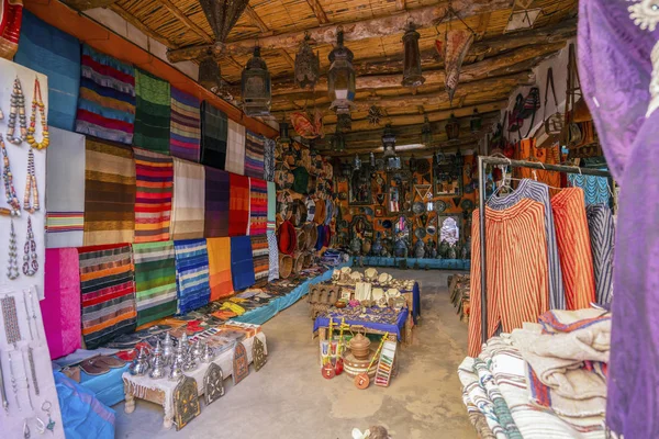 Boutique de souvenirs avec tapis, vêtements traditionnels et autres choses — Photo