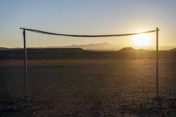 Metas de madeira no deserto ao pôr-do-sol em Marrocos — Fotografia de Stock