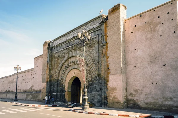 Porte dans les remparts médiévaux de Marrakech, Maroc — Photo