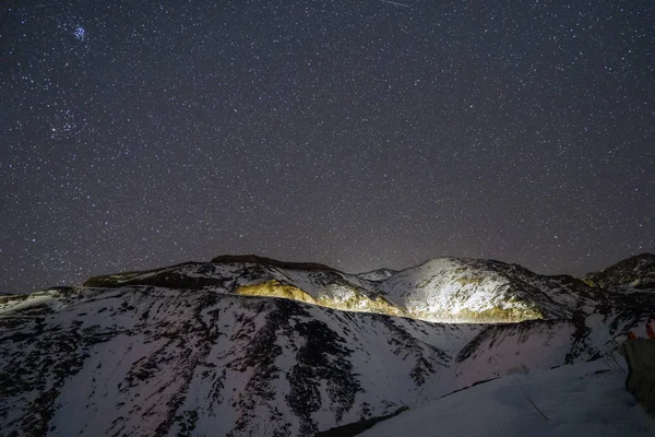 Fas 'taki Yüksek Atlas Dağları' nda inanılmaz bir gece göğü. — Stok fotoğraf