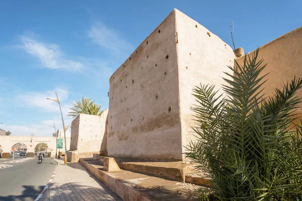 Παλιά τεράστια τείχη της πόλης Μαρακές γύρω από την παλιά πόλη — Φωτογραφία Αρχείου