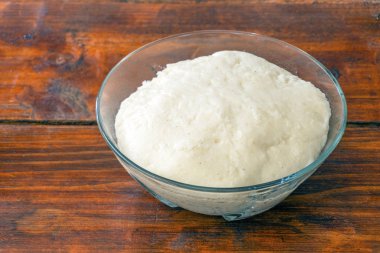 Ugali adı verilen küçük şeffaf mısır lapası.