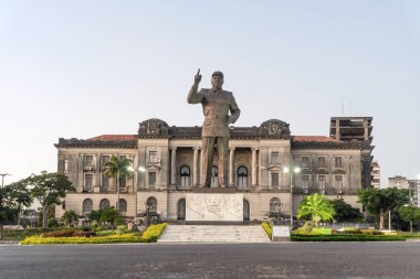 Samora Machel heykeli ve Maputo, Mozambik, Afrika 'daki belediye binasıyla Bağımsızlık Meydanı