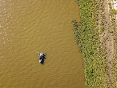 Macaneta Sahili 'nde teknesi olan nehir manzaralı, kuzey Maputo, Mozambik