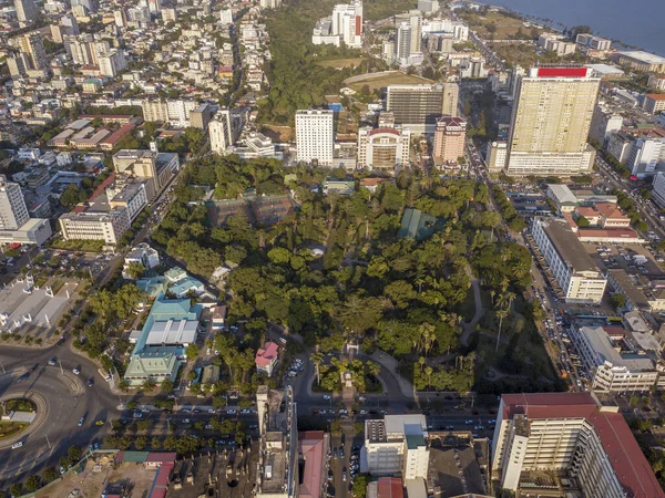 モザンビークの首都トゥンドゥル植物園とマプトのダウンタウンの空中ビュー — ストック写真