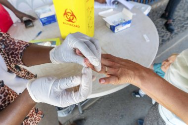 Hemşire Güney Afrika ve Mozambik sınırındaki Lebombo Sınır Kontrolü 'nde bulunan kandan hızlı bir sıtma testi yaptı.