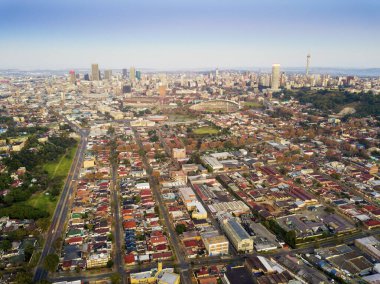 Johannesburg şehir merkezinin hava manzarası araba trafiğiyle aydınlandı, Güney Afrika